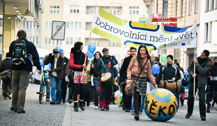 Dobrovolníci pomáhají dětem