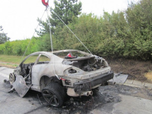 Požár v Kuřimi zničil dvě auta a poškodil dům, škoda 2,5 mil. Kč.