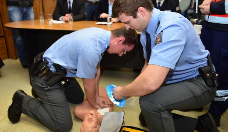 Zprovoznění automatizovaného externího defibrilátoru na policejní služebně v Rajhradě