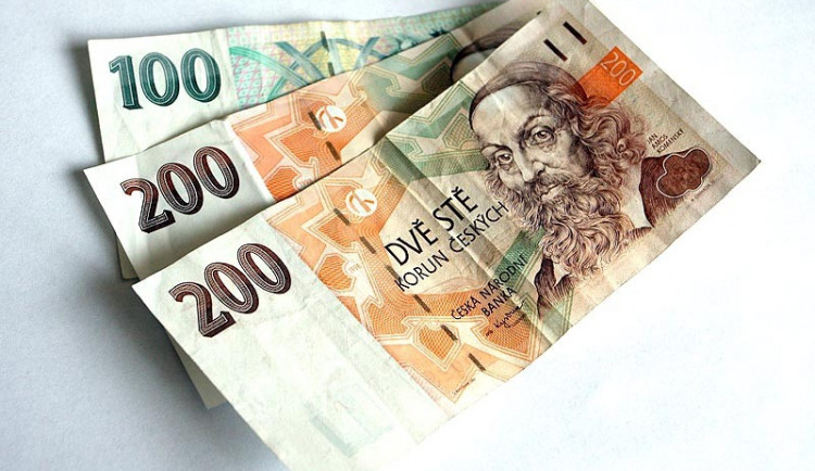 Natržené bankovky nesmí obchodníci odmítnout