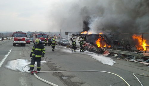 Požár pneumatik. Foto: firebrno.cz