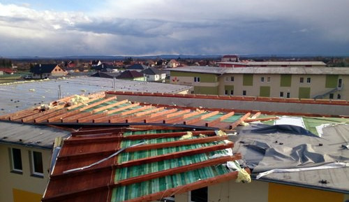 Poškozená střecha, Foto: firebrno.cz