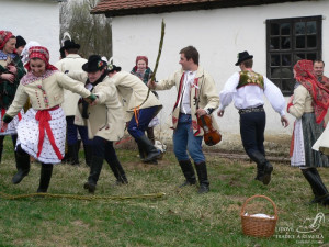 Na jižní Moravě vyšli koledníci v krojích