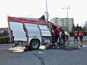 Po nehodě cisterny ve Znojmě zůstávají v nemocnici tři hasiči