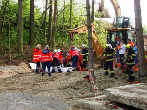 Hasiči vytahovali muže ze čtyřmetrové šachty