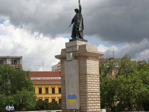 V Brně někdo na pomník rudoarmějce nakreslil ukrajinské srdce