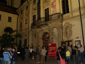 Brněnskou muzejní noc provázelo proti loňsku příznivé počasí