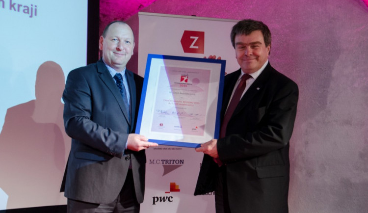 Cenu předává Libor Vranka, Sodexo. Přebírající, Jiří Očadlík, FEI Czech Republic