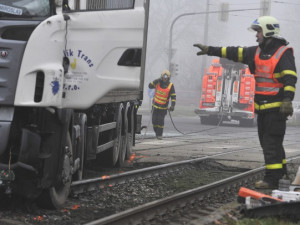 V Brně po srážce s náklaďákem vykolejila tramvaj, bez zranění