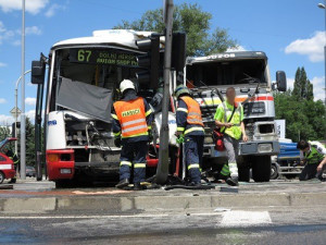 V Brně se při nehodě autobusu zranilo 11 lidí