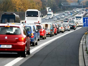 Provoz na D1 omezila nehoda, řidič měl epileptický záchvat