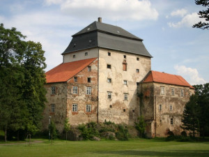V Miroslavi otevřeli po opravách část zámku, začalo Meruňkobraní