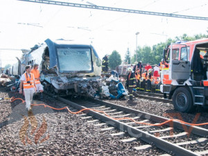 Srážka vlaku a kamionu ve Studénce má třetí oběť