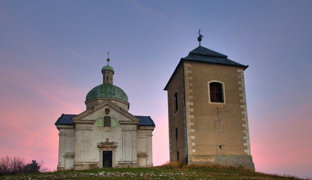 Zvonice a kostel sv. Šebestiána, foto: mapy.cz