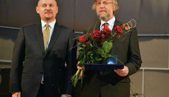 František Pospíšil (vpravo) přebírá Cenu Jihomoravského kraje v kategorii „Práce s mládeží" , zdroj: soukromeskoly.cz