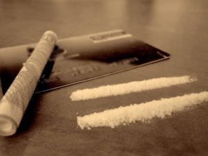 Drogy a ekonomika: Jak ovlivní HDP dealer, který na ulici „ředí“ kokain?
