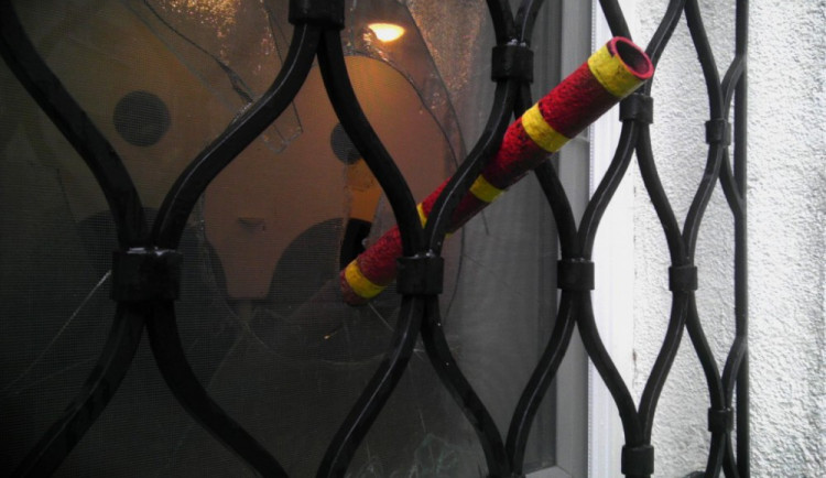 Železná tyč, ktorou pachatelé prorazili okno do mešity. Zdroj: ISLAMONLINE.sk