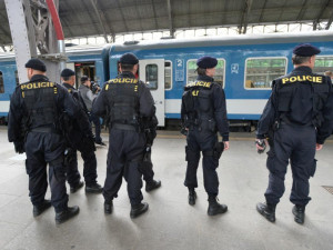 Po půlnoci zadržela policie v Břeclavi ve vlaku asi 200 migrantů