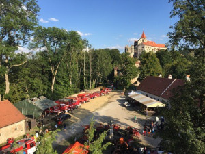 Na Pernštejn přijely desítky hasičů