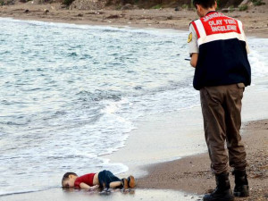 Snímek utonulého malého syrského uprchlíka dojal Evropu