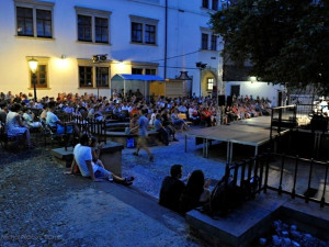 Festival Léto na Staré radnici udělal z Radnické ulice multižánrový kulturní prostor