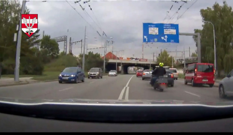 Řidič pod vlivem drog policistům neujel