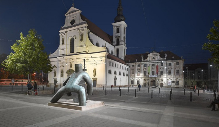 V Brně začaly sloužit literární lavičky s příručními knihovnami