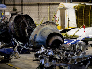 Letoun MH17 sestřelila nad Donbasem dle vyšetřovatelů raketa Buk