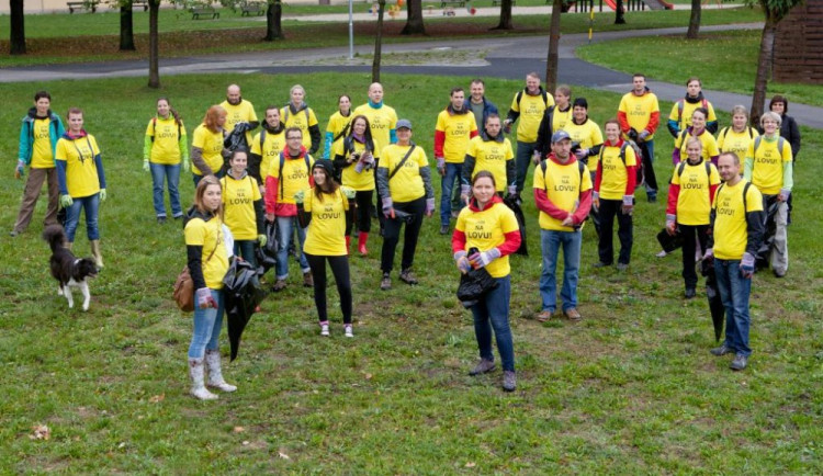 Zaměstnanci společnosti_E.ON_se_zúčastnili_úklidu_v_Českých_Budějovicích_zdroj_E.ON