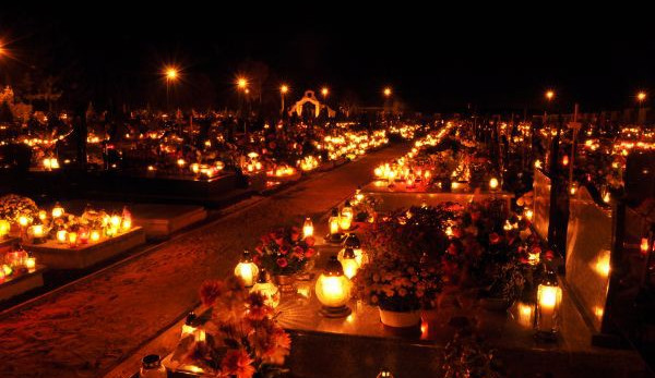 Začíná dušičkový víkend. Lidé vzpomínají na své blízké