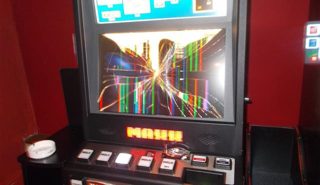 Rozbitý automat, foto: MPB