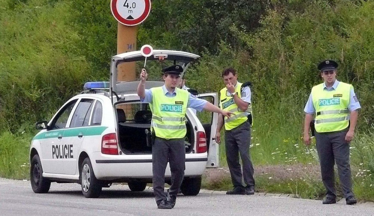 Policie po útocích zvýšila dozor, ČR prý teď nebezpečí nehrozí