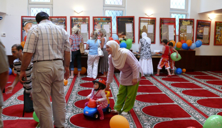 Mešita v Brně se otevřela veřejnosti, prohlídky byly bez konfliktů