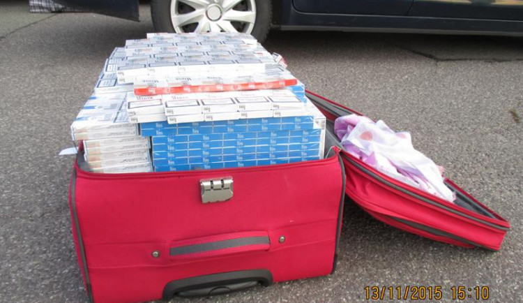 Celníci našli v autobuse z Polska cigarety i padělky parfémů