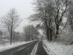Silnice mohou namrzat, sníh je v horách a na jižní Moravě