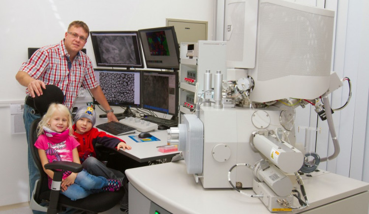 Vilém neděla v nové laboratoři s dětmi