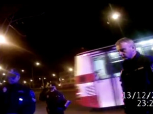 VIDEO: Strážníci dostihli noční autobus a našli v něm muže podezřelého ze sprejerství