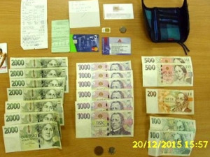 Žena nalezla a předala peněženku s větší hotovostí, hlídka pak vyrozuměla majitele