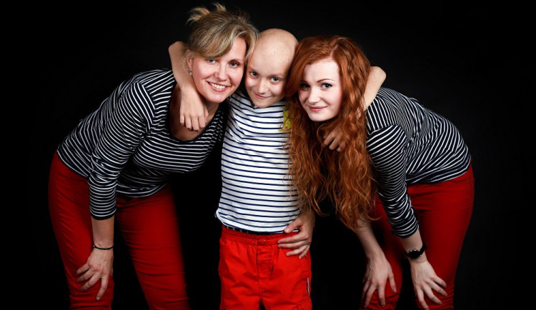 Adam s maminkou a sestrou v průběhu léčby