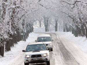 Na silnicích leží sníh, jsou sjízdné se zvýšenou opatrností