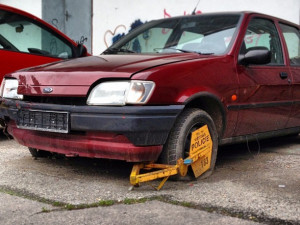 Strážníci v Brně budou častěji odtahovat špatně parkující auta