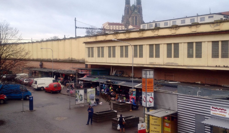 Dlouholetá ostuda u brněnského nádraží začíná konečně mizet