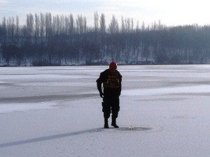 Strážníci měřili tloušťku ledu na brněnských přírodních plochách
