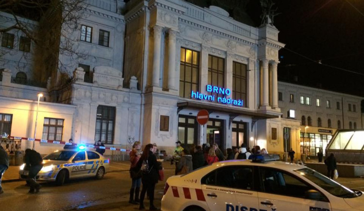 Anonym nahlásil bombu na hlavním nádraží. Policie evakuovala okolí