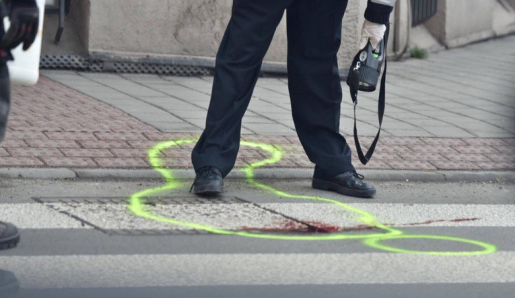 Starší žena na přechodu zkolabovala pod projíždějící Avii. Nehodu nepřežila