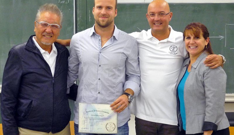 Doktor Kenzo Kase, zakladatel metody Kinesio Tape®, Michal Peroutka, Stefano Frassine a Graceann Forrester	