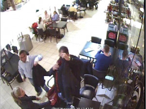 VIDEO: Policie pátrá po zlodějích, kteří ukradli muži v nákupním centru sto tisíc