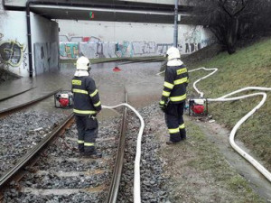 FOTO: Voda v Modřicích zatopila podjezd, zastavila tramvajovou dopravu