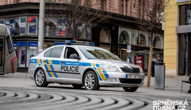 Při honičce v centru Brna skončilo policejní auto na střeše