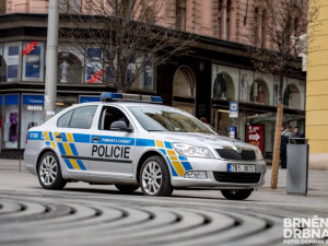 Při honičce v centru Brna skončilo policejní auto na střeše